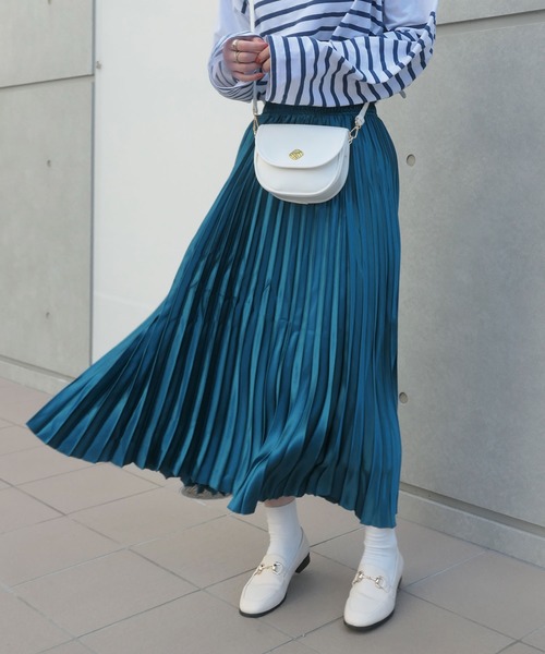 CORNERS(コーナーズ)の「サテンプリーツスカート(スカート・レディース・ホワイト/ブラック/カーキ/ネイビー/ブルーグリーン/シルバー/ゴールド/ブラウン/ボルドー・M)」の22枚目の写真