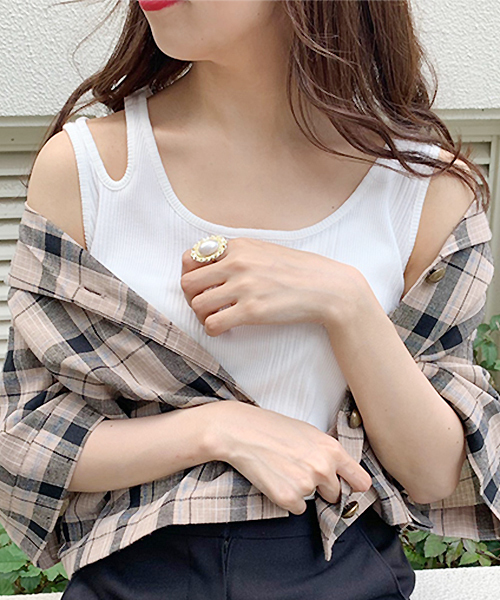 apres jour（アプレジュール）の「リブ肩開きタンク【ZOZOTOWN限定アイテム】（タンクトップ・レディース・ブラック/モカ/オフホワイト・フリー）」の2枚目の写真