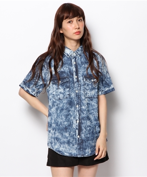 WEGO（ウィゴー）の「WEGO/ブリーチデニムシャツ（シャツ/ブラウス・メンズ・ライトインディゴブルー・LARGE/MEDIUM）」の2枚目の写真
