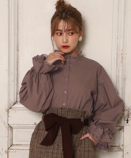 one after another NICE CLAUP（ワンアフターアナザーナイスクラップ）の「プチハイ袖フリルブラウス（シャツ/ブラウス・レディース・オフホワイト/モカ/ベージュ・FREE）」の3枚目の写真