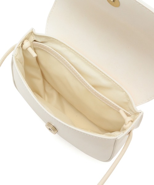 ROPE' PICNIC（ロペピクニック）の「【WEB限定カラー:キナリ・ライトグリーン】プチスクエアメタルフラップミニショルダーバッグ（ショルダーバッグ・レディース・ブラック/オリーブ/キャメル/ライトグリーン/グレー/キナリ/ベージュ・FREE）」の9枚目の写真