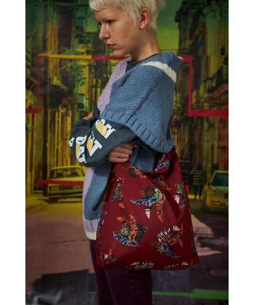 AlexanderLeeChang(アレキサンダーリーチャン)の「AlexanderLeeChang/アレキサンダーリーチャン CATPLANTS SACOCHE(ショルダーバッグ・メンズ・ブラック/イエロー/バーガンディー・ONE SIZE)」の3枚目の写真