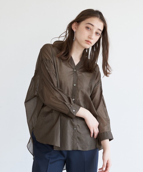 Editt by YECCA VECCA(エディットバイイェッカヴェッカ)の「バックシャーリングシアーシャツ(シャツ/ブラウス・レディース・ホワイト/ライトグレー/イエロー/カーキ・FREE)」の4枚目の写真