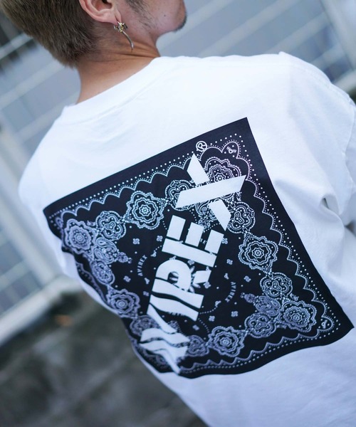 AVIREX（アヴィレックス）の「【直営店限定】バンダナプリント ボックス ロゴ 長袖 Tシャツ / BANDANA PRINT BOX LOGO LS T-SHIRT/アヴィレックス/AVIREX（Tシャツ/カットソー・メンズ・ブラック/レッド/クリアレッド/ブラック系その他・MEDIUM/LARGE/X-LARGE/XX-LARGE）」の15枚目の写真