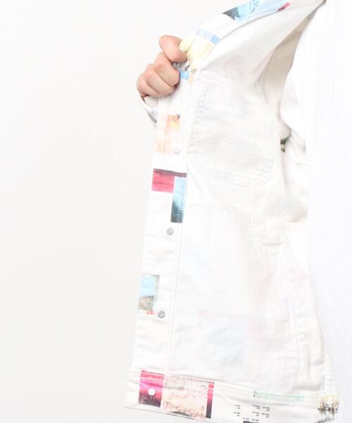 Guess（ゲス）の「Collage Print Denim Jacket（デニムジャケット・メンズ・ホワイト・SMALL/MEDIUM/X-LARGE/LARGE）」の2枚目の写真