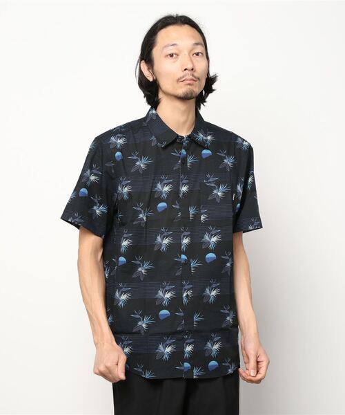 Hurley （ハーレー）の「M ORGANIC WEDGE SS / オーガニックコットン半袖シャツ（シャツ/ブラウス・メンズ・ベージュ系その他/ブラック系その他/ダークグリーン/レッド系その他/マルチ/グリーン系その他・SMALL/MEDIUM/LARGE/X-LARGE）」の2枚目の写真
