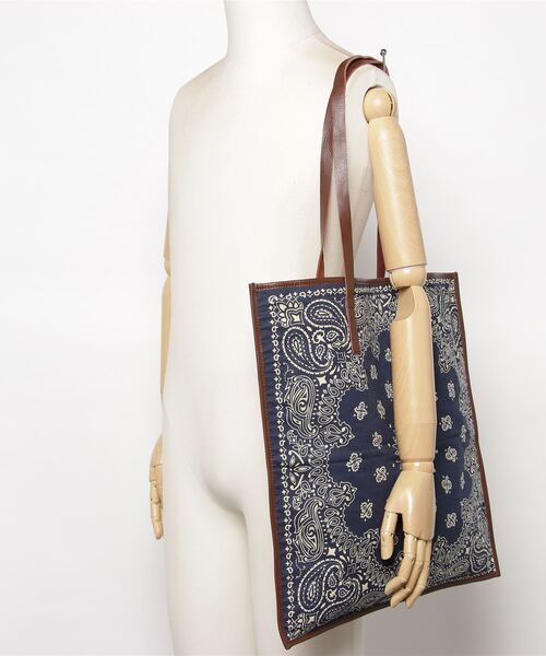 HAV-A-HANK（ハバハンク ）の「HAV-A-HANK バンダナスクエアーショルダーバッグ（ショルダーバッグ・レディース・レッド/ネイビー・FREE）」の4枚目の写真