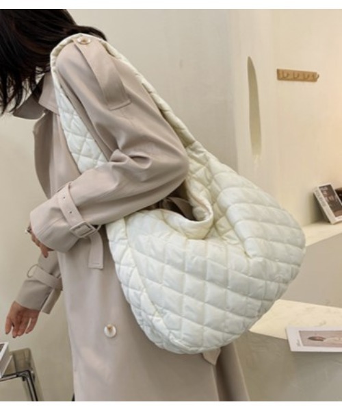 TABI PAL（タビパル）の「【TABI PAL】大き目　キルティング　トートバッグ（トートバッグ・レディース・ホワイト/ブラック/ベージュ/グリーン・FREE）」の2枚目の写真