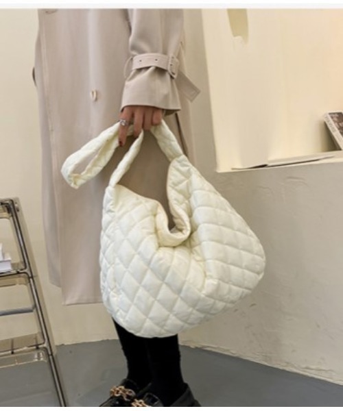 TABI PAL（タビパル）の「【TABI PAL】大き目　キルティング　トートバッグ（トートバッグ・レディース・ホワイト/ブラック/ベージュ/グリーン・FREE）」の8枚目の写真