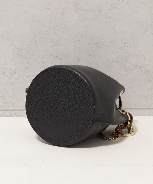 andrea cardone（アンドレアカルドネ）の「【andrea cardone/アンドレアカルドネ】ハトメハンドル レザーキンチャクバッグ（ショルダーバッグ・レディース・イエロー/ブラック・FREE）」の9枚目の写真