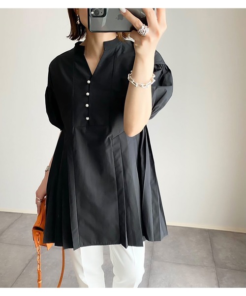 Emma Taylor（エマテイラー）の「パール釦キーネックプリーツ
