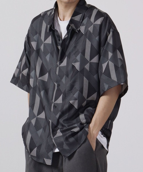 CIAO（チャオ）の「ciao 半袖 とろみレトロシャツ（シャツ/ブラウス・メンズ・ブラック系その他6/ブラック系その他5/ブラック系その他4/ブルー/ホワイト/ブルー系その他/ブラック系その他3/ホワイト系その他3/ホワイト系その他/グレー/キャメル/ダークブラウン/ブラウン系その他2/ブラウン系その他/ブラック系その他/グレー系その他/ブラウン/イエロー/ブラウン系その他3/ベージュ/グレー系その他2/ブルー系その他2/ネイビー/グリーン/ライトグレー/ブラック系その他7/ブラック系その他2/ホワイト系その他2/ブラック/パープル/ブラウン系その他4/ブルー系その他3/グレー系その他4/ホワイト系その他4/グリーン系その他/ベージュ系その他/グレー系その他3/ブラック系1/ブルー系その他4・L/M）」の19枚目の写真