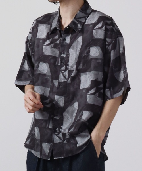 CIAO（チャオ）の「ciao 半袖 とろみレトロシャツ（シャツ/ブラウス・メンズ・ブラック系その他6/ブラック系その他5/ブラック系その他4/ブルー/ホワイト/ブルー系その他/ブラック系その他3/ホワイト系その他3/ホワイト系その他/グレー/キャメル/ダークブラウン/ブラウン系その他2/ブラウン系その他/ブラック系その他/グレー系その他/ブラウン/イエロー/ブラウン系その他3/ベージュ/グレー系その他2/ブルー系その他2/ネイビー/グリーン/ライトグレー/ブラック系その他7/ブラック系その他2/ホワイト系その他2/ブラック/パープル/ブラウン系その他4/ブルー系その他3/グレー系その他4/ホワイト系その他4/グリーン系その他/ベージュ系その他/グレー系その他3/ブラック系1/ブルー系その他4・L/M）」の21枚目の写真