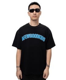 A FEW GOOD KIDS | A'GEM/9 × .kom『A FEW GOOD KIDS/ア フュー グッド キッズ』Semicircle Logo Tee/セミサークル ロゴ 半袖 Tシャツ カットソー(Tシャツ/カットソー)