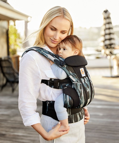 Ergobaby(エルゴベビー)の「エルゴベビー・ベビーキャリア OMNI Breeze(オムニ ブリーズ)(抱っこ紐/ベルトカバー/スリング・キッズ・ミックスグレー/ブラック×ブルー・ONE SIZE)」の9枚目の写真