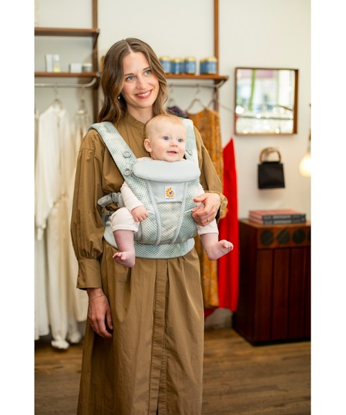 Ergobaby(エルゴベビー)の「エルゴベビー・ベビーキャリア OMNI Breeze(オムニ ブリーズ)(抱っこ紐/ベルトカバー/スリング・キッズ・ミックスグレー/ブラック×ブルー・ONE SIZE)」の13枚目の写真