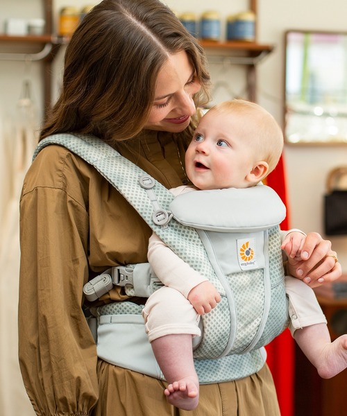 Ergobaby(エルゴベビー)の「エルゴベビー・ベビーキャリア OMNI Breeze(オムニ ブリーズ)(抱っこ紐/ベルトカバー/スリング・キッズ・ミックスグレー/ブラック×ブルー・ONE SIZE)」の12枚目の写真