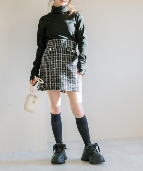 OLIVE des OLIVE(オリーブデオリーブ)の「ビジューボタンタイトミニスカート(スカート・レディース・オフホワイト/チャコールグレー/サックスブルー/ブラック・FREE)」の14枚目の写真