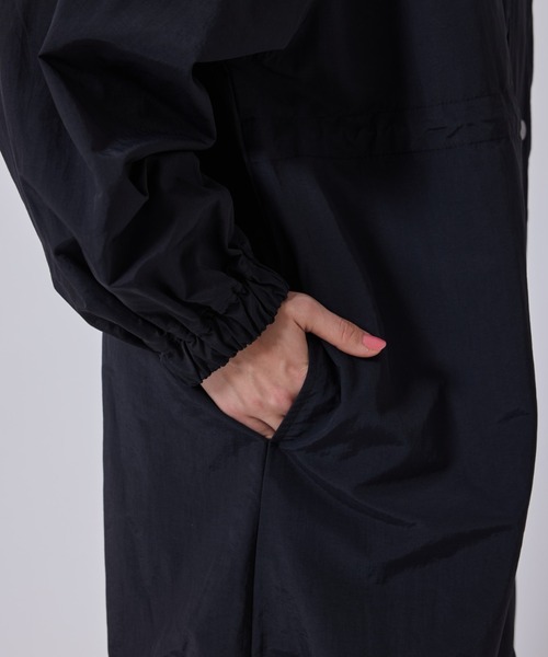 NERGY（ナージー）の「【軽量】ウエストギャザーフード付きロングコート（ナイロンジャケット・レディース・ブラック/ベージュ/グリーン・M）」の14枚目の写真