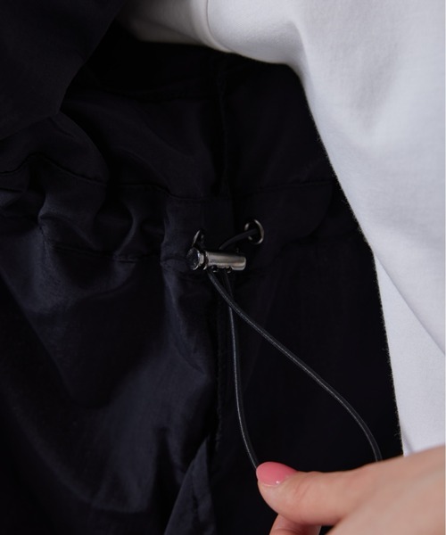 NERGY（ナージー）の「【軽量】ウエストギャザーフード付きロングコート（ナイロンジャケット・レディース・ブラック/ベージュ/グリーン・M）」の17枚目の写真