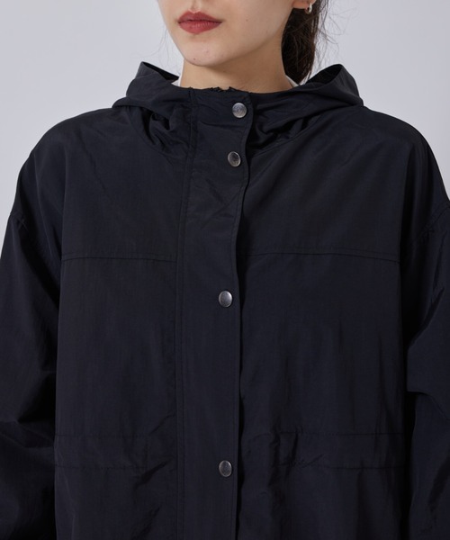 NERGY（ナージー）の「【軽量】ウエストギャザーフード付きロングコート（ナイロンジャケット・レディース・ブラック/ベージュ/グリーン・M）」の18枚目の写真