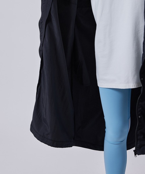 NERGY（ナージー）の「【軽量】ウエストギャザーフード付きロングコート（ナイロンジャケット・レディース・ブラック/ベージュ/グリーン・M）」の22枚目の写真