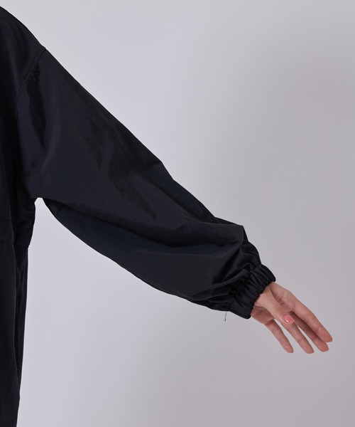 NERGY（ナージー）の「【軽量】ウエストギャザーフード付きロングコート（ナイロンジャケット・レディース・ブラック/ベージュ/グリーン・M）」の20枚目の写真