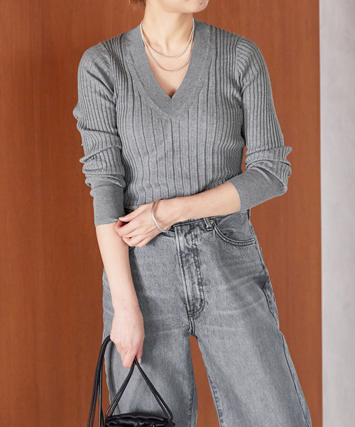 VERMEIL par iena(ヴェルメイユパーイエナ)の「イタリアシ RIB Vネックリブニット(ニット/セーター・レディース・バーガンディー/ブルー系その他/グレー/ネイビー・FREE)」の2枚目の写真