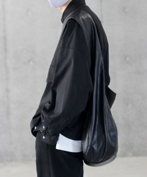 y/m by れぽすけ（イムバイレポスケ）の「ビックショルダーバッグ（ショルダーバッグ・メンズ・ブラック・FREE）」の2枚目の写真