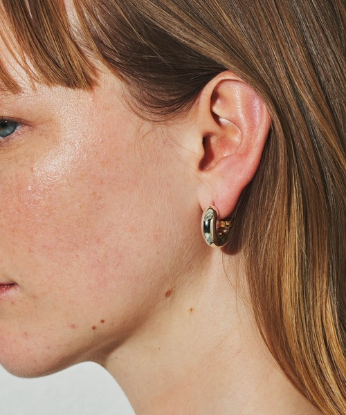 loni（ロニ）の「【金属アレルギー対応】Stem asymmetry hoop pierce/アシンメトリーフープピアス/両耳用（ピアス（両耳用）・レディース・その他・FREE）」の4枚目の写真