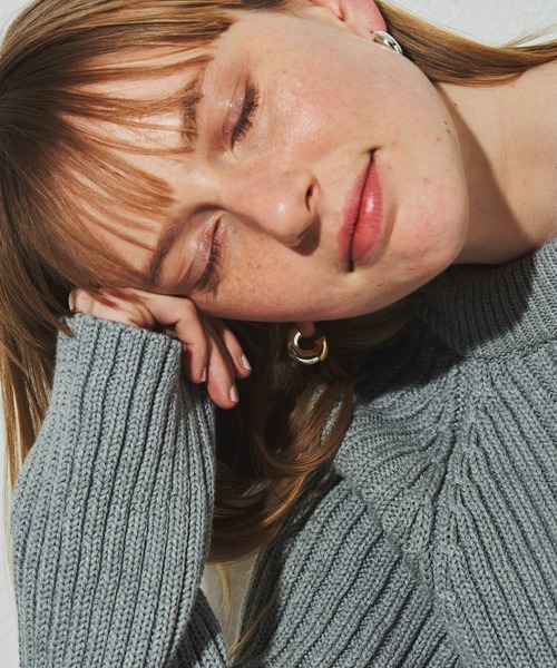 loni（ロニ）の「【金属アレルギー対応】Stem asymmetry hoop pierce/アシンメトリーフープピアス/両耳用（ピアス（両耳用）・レディース・その他・FREE）」の3枚目の写真