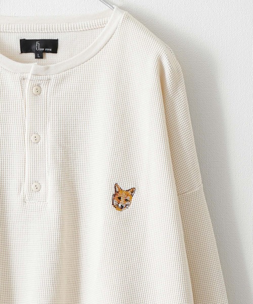 ZIP FIVE（ジップファイブ）の「【ZIP FIVE】【ZIP ZOO】ドライワッフル　クルー＆ヘンリー ビッグシルエット動物ワンポイント長袖Tシャツ　ネコ/キタキツネ（Tシャツ/カットソー・レディース・ブラック/グリーン/アイボリー/チャコール/ホワイト系/ホワイト系1/ホワイト系2/ブラック系/グレー系/アイボリー系/アイボリー系1/アイボリー系2/グリーン系/オートミール・MEDIUM/LARGE）」の3枚目の写真