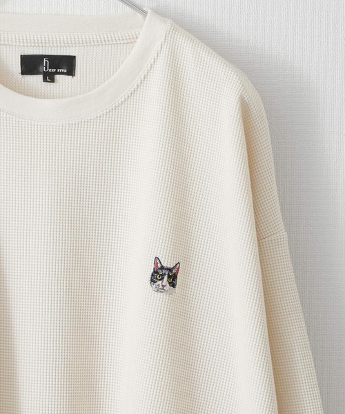 ZIP FIVE（ジップファイブ）の「【ZIP FIVE】【ZIP ZOO】ドライワッフル　クルー＆ヘンリー ビッグシルエット動物ワンポイント長袖Tシャツ　ネコ/キタキツネ（Tシャツ/カットソー・レディース・ブラック/グリーン/アイボリー/チャコール/ホワイト系/ホワイト系1/ホワイト系2/ブラック系/グレー系/アイボリー系/アイボリー系1/アイボリー系2/グリーン系/オートミール・MEDIUM/LARGE）」の4枚目の写真
