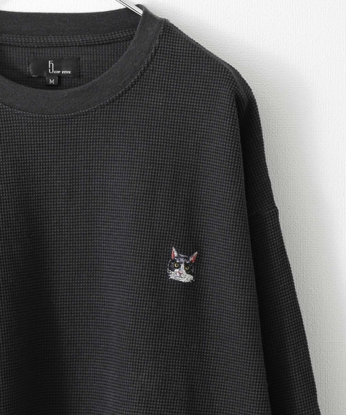 ZIP FIVE（ジップファイブ）の「【ZIP FIVE】【ZIP ZOO】ドライワッフル　クルー＆ヘンリー ビッグシルエット動物ワンポイント長袖Tシャツ　ネコ/キタキツネ（Tシャツ/カットソー・レディース・ブラック/グリーン/アイボリー/チャコール/ホワイト系/ホワイト系1/ホワイト系2/ブラック系/グレー系/アイボリー系/アイボリー系1/アイボリー系2/グリーン系/オートミール・MEDIUM/LARGE）」の6枚目の写真