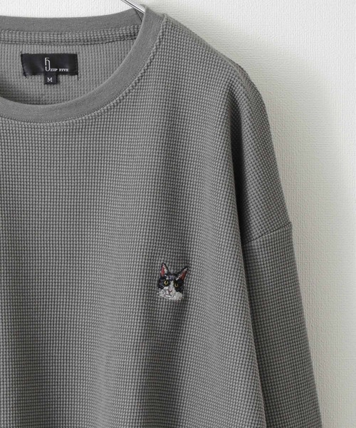 ZIP FIVE（ジップファイブ）の「【ZIP FIVE】【ZIP ZOO】ドライワッフル　クルー＆ヘンリー ビッグシルエット動物ワンポイント長袖Tシャツ　ネコ/キタキツネ（Tシャツ/カットソー・レディース・ブラック/グリーン/アイボリー/チャコール/ホワイト系/ホワイト系1/ホワイト系2/ブラック系/グレー系/アイボリー系/アイボリー系1/アイボリー系2/グリーン系/オートミール・MEDIUM/LARGE）」の8枚目の写真