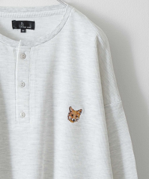 ZIP FIVE（ジップファイブ）の「【ZIP FIVE】【ZIP ZOO】ドライワッフル　クルー＆ヘンリー ビッグシルエット動物ワンポイント長袖Tシャツ　ネコ/キタキツネ（Tシャツ/カットソー・レディース・ブラック/グリーン/アイボリー/チャコール/ホワイト系/ホワイト系1/ホワイト系2/ブラック系/グレー系/アイボリー系/アイボリー系1/アイボリー系2/グリーン系/オートミール・MEDIUM/LARGE）」の10枚目の写真