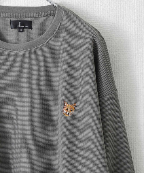 ZIP FIVE（ジップファイブ）の「【ZIP FIVE】【ZIP ZOO】ドライワッフル　クルー＆ヘンリー ビッグシルエット動物ワンポイント長袖Tシャツ　ネコ/キタキツネ（Tシャツ/カットソー・レディース・ブラック/グリーン/アイボリー/チャコール/ホワイト系/ホワイト系1/ホワイト系2/ブラック系/グレー系/アイボリー系/アイボリー系1/アイボリー系2/グリーン系/オートミール・MEDIUM/LARGE）」の7枚目の写真