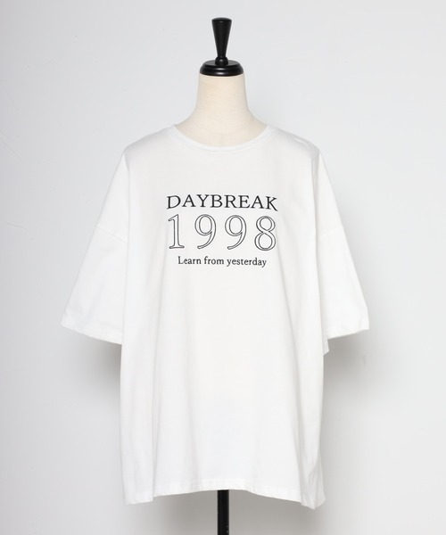 1998ロゴ刺繍Tシャツ（Tシャツ/カットソー）｜Bonjour Sagan