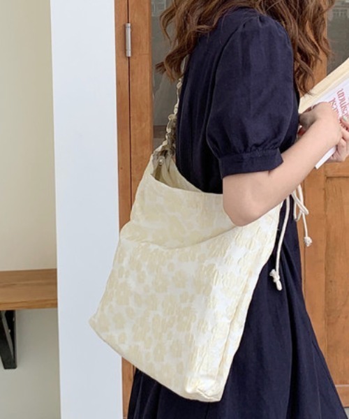 tolene(トレネ)の「フラワー総柄シャーリングショルダーバッグ(ショルダーバッグ・レディース・ホワイト/ピンク・ONE SIZE)」の1枚目の写真