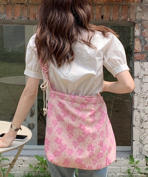 tolene(トレネ)の「フラワー総柄シャーリングショルダーバッグ(ショルダーバッグ・レディース・ホワイト/ピンク・ONE SIZE)」の2枚目の写真
