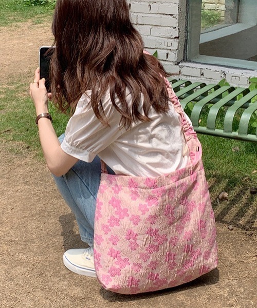 tolene(トレネ)の「フラワー総柄シャーリングショルダーバッグ(ショルダーバッグ・レディース・ホワイト/ピンク・ONE SIZE)」の8枚目の写真