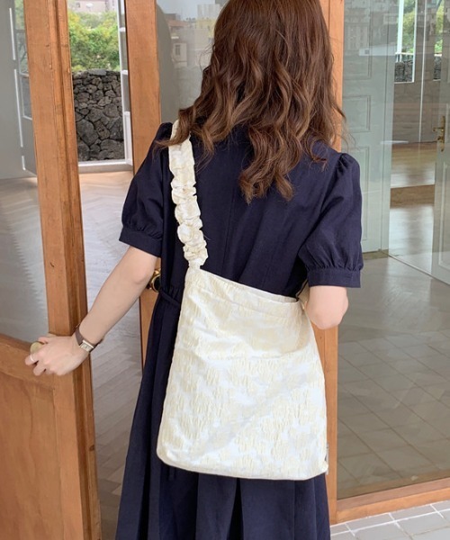 tolene(トレネ)の「フラワー総柄シャーリングショルダーバッグ(ショルダーバッグ・レディース・ホワイト/ピンク・ONE SIZE)」の4枚目の写真