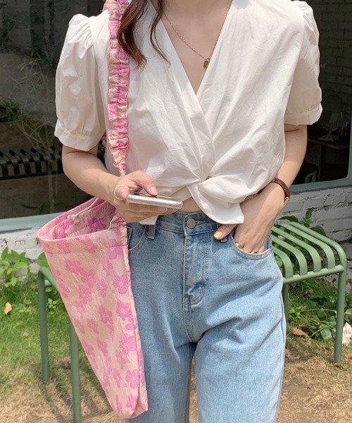 tolene(トレネ)の「フラワー総柄シャーリングショルダーバッグ(ショルダーバッグ・レディース・ホワイト/ピンク・ONE SIZE)」の9枚目の写真