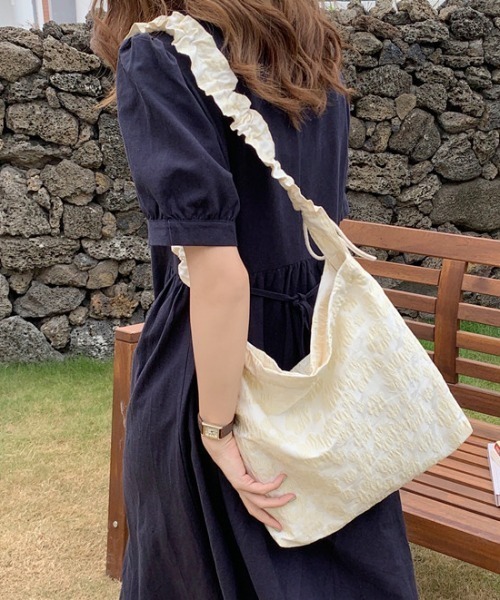 tolene(トレネ)の「フラワー総柄シャーリングショルダーバッグ(ショルダーバッグ・レディース・ホワイト/ピンク・ONE SIZE)」の6枚目の写真