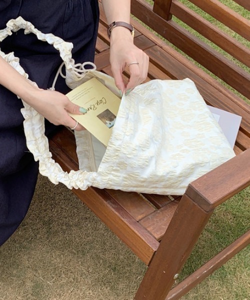 tolene(トレネ)の「フラワー総柄シャーリングショルダーバッグ(ショルダーバッグ・レディース・ホワイト/ピンク・ONE SIZE)」の7枚目の写真