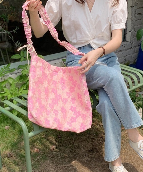 tolene(トレネ)の「フラワー総柄シャーリングショルダーバッグ(ショルダーバッグ・レディース・ホワイト/ピンク・ONE SIZE)」の10枚目の写真