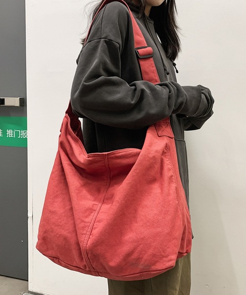 Lilamusant(リラミュゾン)の「『Lilamusant(リラミュゾン)』ニュースペーパーバッグ コットン キャンバス ヴィンテージ ショルダー(ショルダーバッグ・レディース・ブラック/ナチュラル/レッド/グリーン・FREE)」の4枚目の写真
