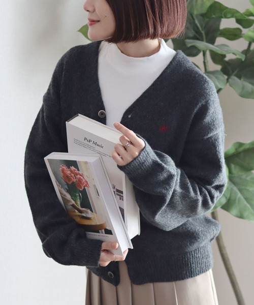 BEVERLY HILLS POLO CLUB（ビバリーヒルズポロクラブ）の「BEVERLY HILLS POLO CLUB モヘアライク ニットカーディガン ユニセックス/ワンポイント刺繍/チェック柄・無地（カーディガン/ボレロ・レディース・ベージュ/ブラック/ブルー/ブルー系その他/パープル/グリーン/ブラウン系その他/グレー系その他/レッド/イエロー系その他/グリーン系その他2/パープル系その他/ベージュ系その他/ピンク/グリーン系その他/グレー系その他3/グレー系その他2/オレンジ/ブルー系その他3/ピンク系その他/ブルー系その他2/オレンジ系その他/ブラック系その他/ブラウン系その他3/オレンジ系その他2/ホワイト×パープル/グレー系その他4/ピンク系その他2/ブラウン系その他2/グレー/グリーン系1/ブラック×ピンク/ブルー系その他4・L/M/XL）」の3枚目の写真