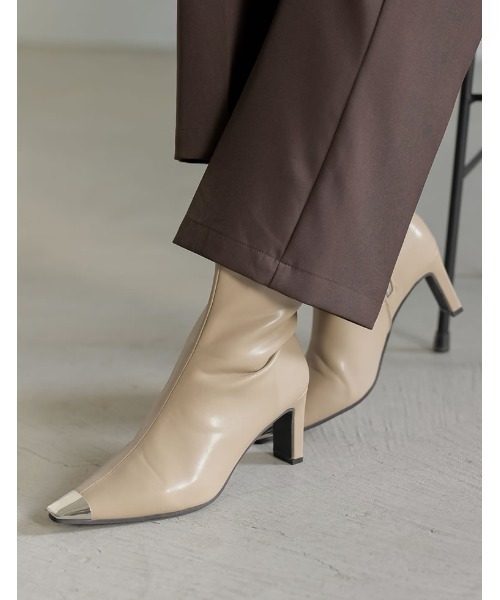 Re:EDIT（リエディ）の「[辻元舞さん着用][2023-24 WINTER COLLECTION][大きいサイズ有]スクエアトゥメタルデザインミドルブーツ（ブーツ・レディース・ベージュ/ブラック・SMALL/XX-LARGE/LARGE/MEDIUM/X-LARGE）」の2枚目の写真