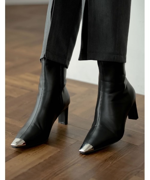 Re:EDIT（リエディ）の「[辻元舞さん着用][2023-24 WINTER COLLECTION][大きいサイズ有]スクエアトゥメタルデザインミドルブーツ（ブーツ・レディース・ベージュ/ブラック・SMALL/XX-LARGE/LARGE/MEDIUM/X-LARGE）」の3枚目の写真